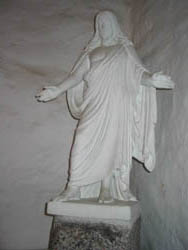 Thorvaldsens Kristusfigur i øverste venstre hjørne af kirkeskibet